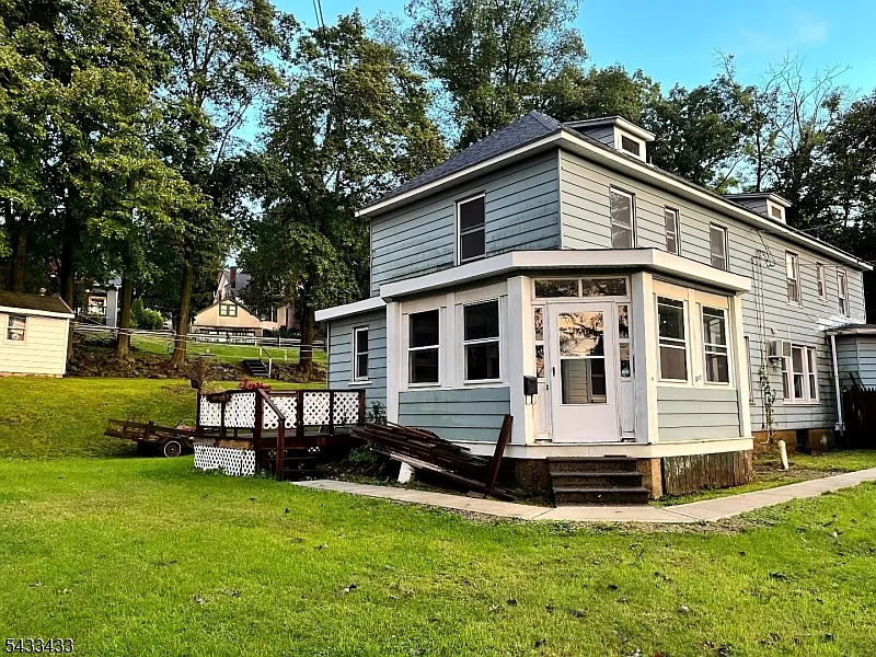 3 bed, 1.5 bath, 1800 sqft, $2,500 — Photo 2
