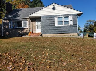 8 Midwood Pl, Glen Cove, NY 11542