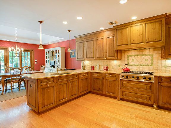 4th image of 35 Dogwood Ln