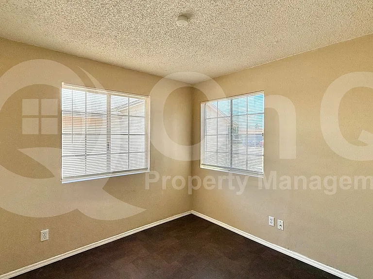 11014 N 81st Ave — Photo 15