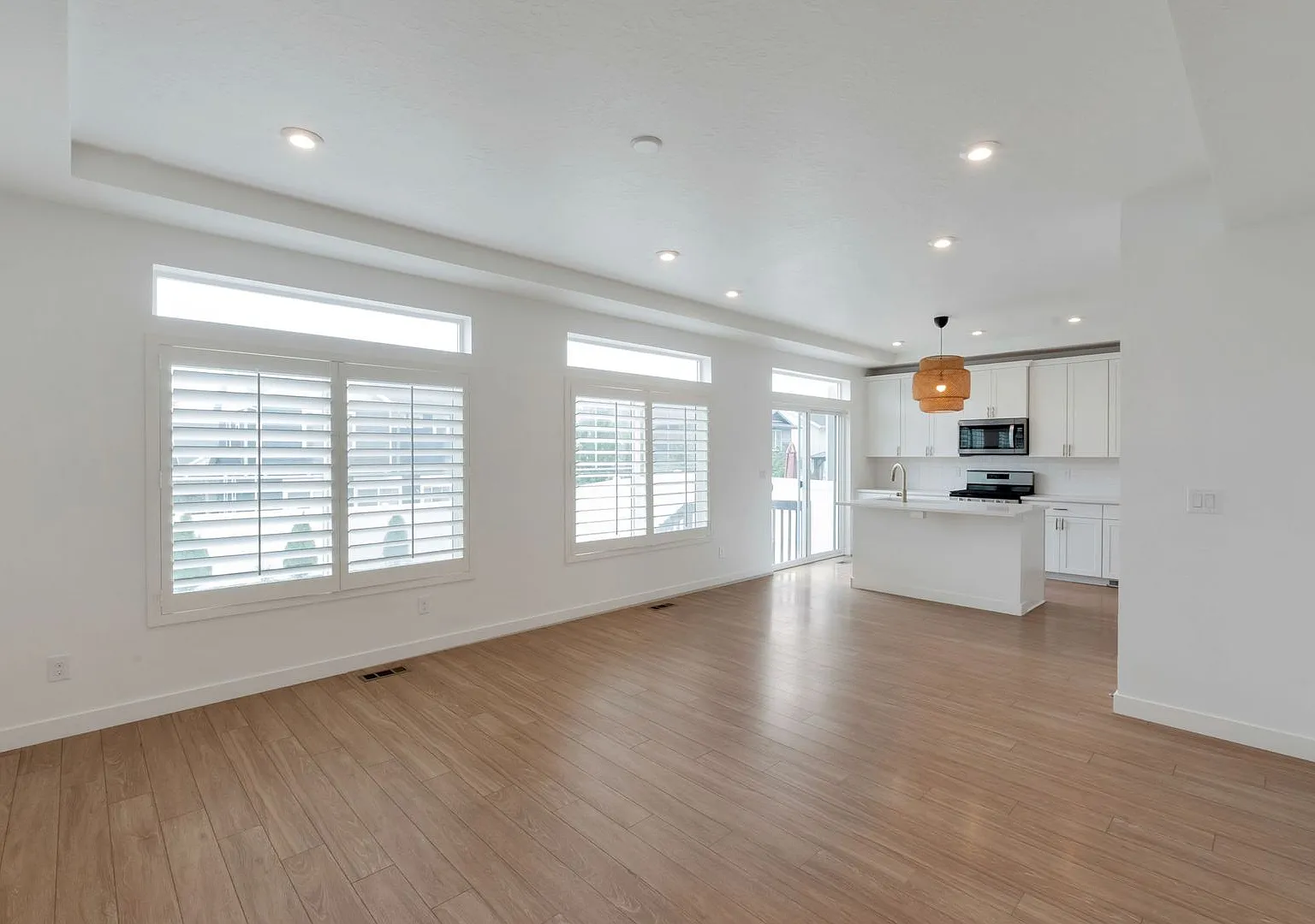 Like New Chic, Modern Spotless w 2 car attached — Photo 4