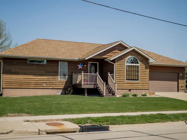 641 Lakeview Dr, North Sioux City, SD 57049