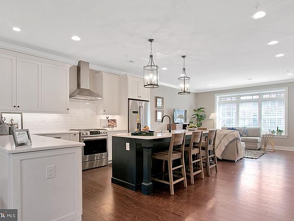 3rd image of 617 Magnolia Ct