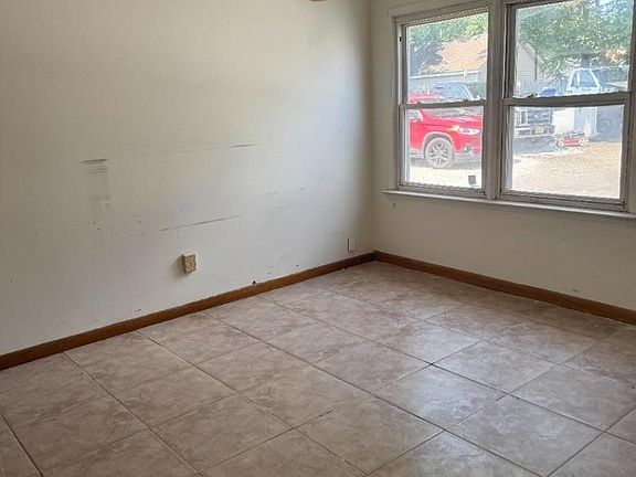 5th image of 526 Jackson Ave Floor 1