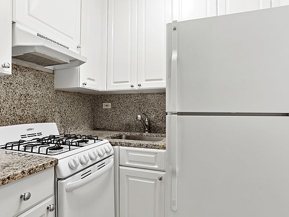 4th image of 315 W 57th St APT 14G