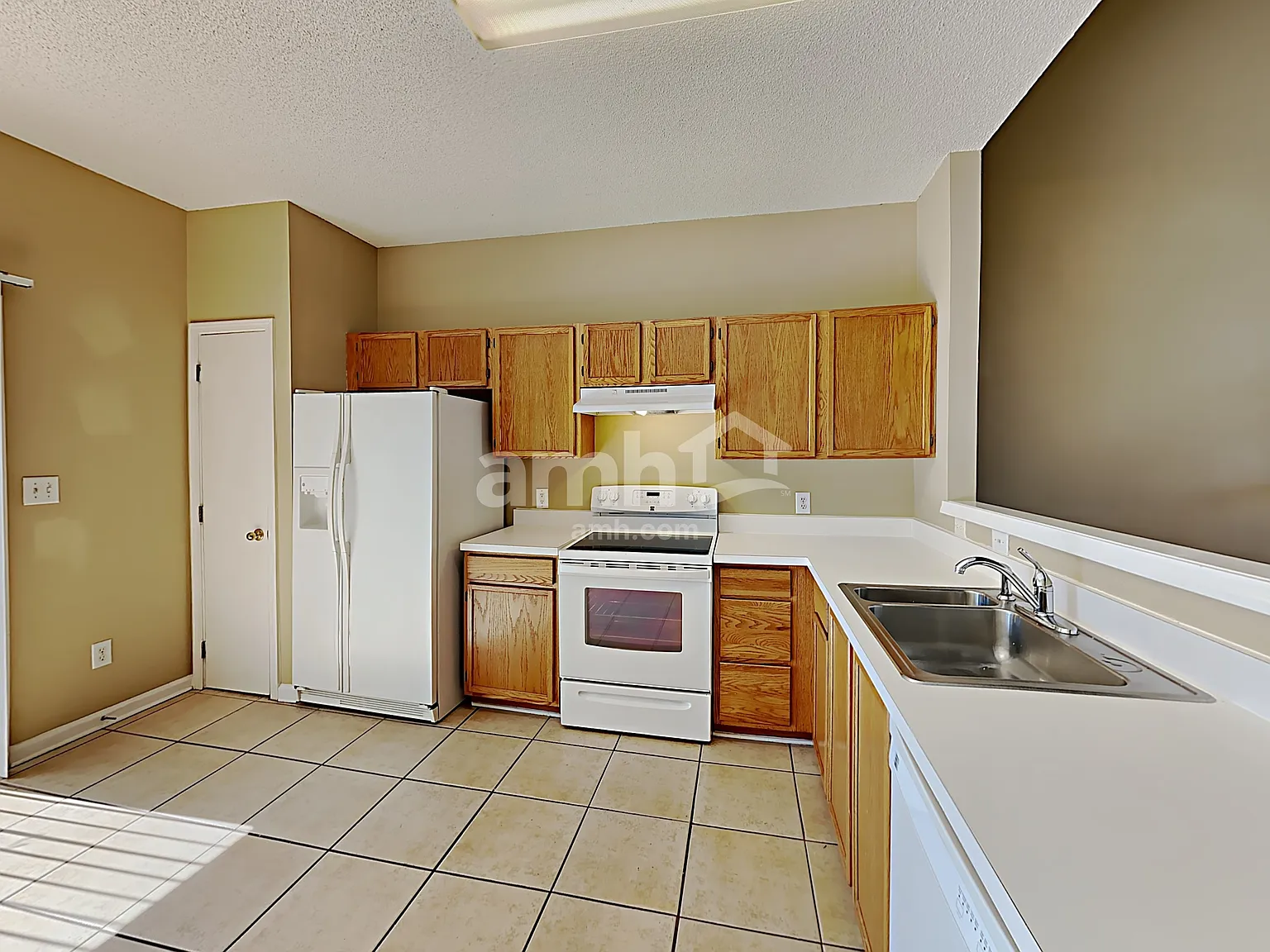 3 bed, 2.5 bath, 1340 sqft, $1,830 — Photo 3