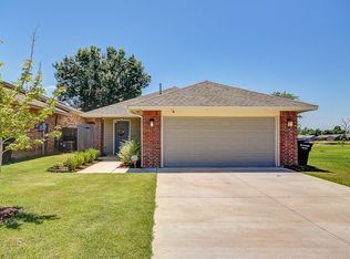 724 SW 10th St, Moore, OK 73160