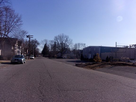 5th image of 117 Monroe St