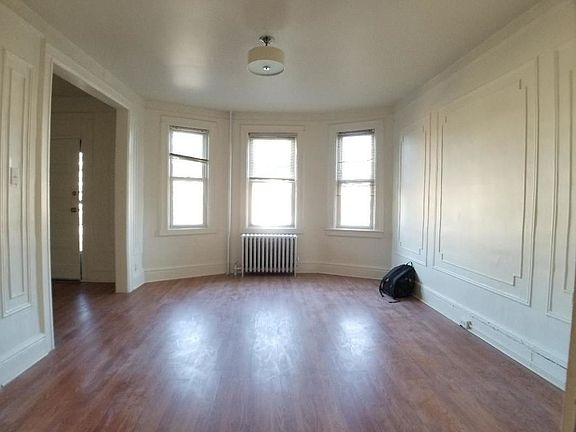 3rd image of 730 E 4th St APT 3