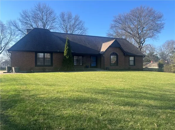 1027 W Burning Tree Dr, Kansas City, MO 64145