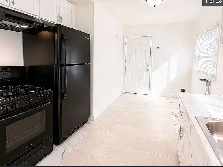 927 W Gage Ave — Photo 1