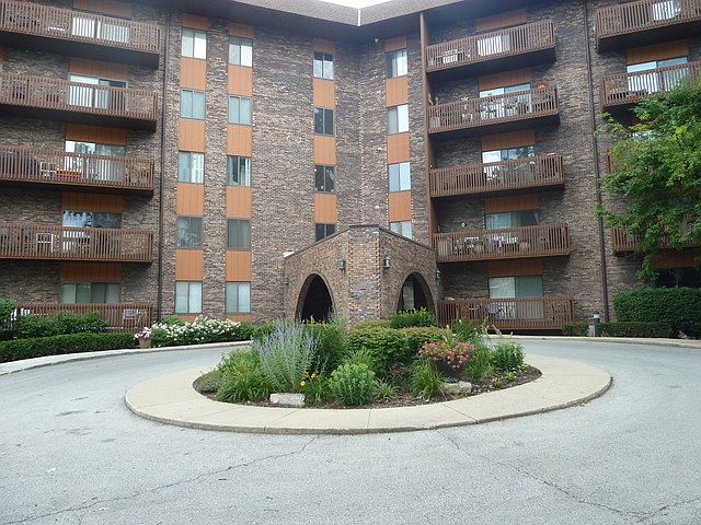 1st image of 120 Lakeview Dr APT 409