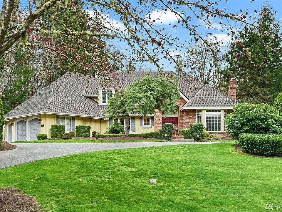 Completely remodeled Buchan home in Paterson Creek in Redmond with desirable Lake Washington Schools. Sweeping circular drive and side turned 3 car garage. 