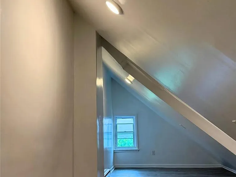 406 W 9th St — Photo 4