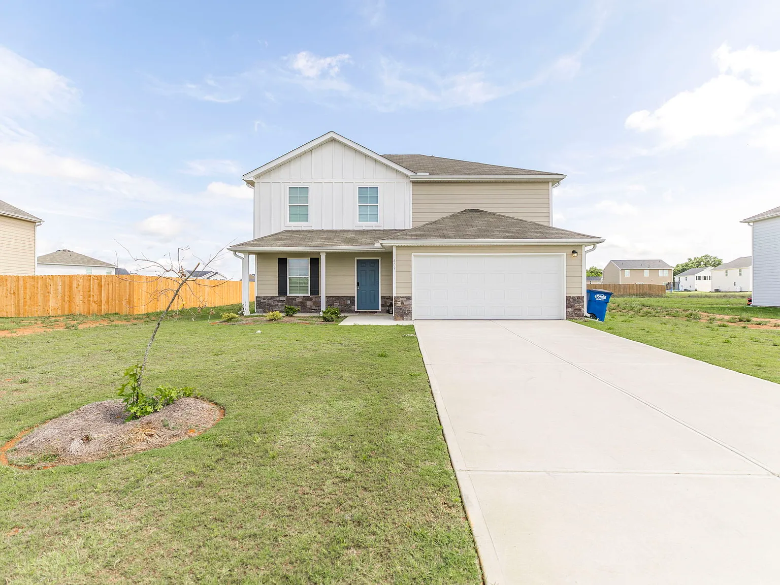 5 bed, 2288 sqft, $2,670 — Photo 2