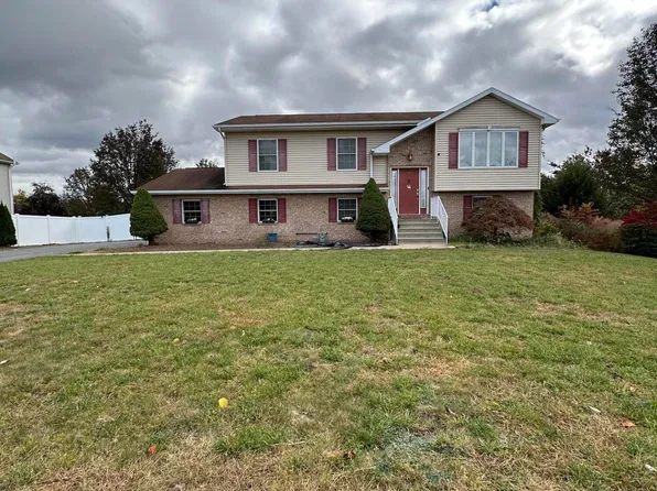 14 Emerald Dr, Scranton, PA 18512