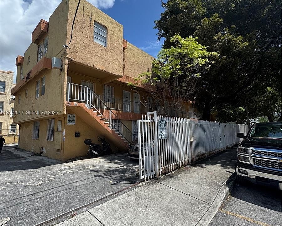 1st image of 515 SW 3rd St APT 3