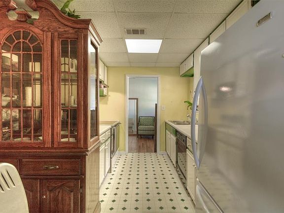 4th image of 3 Edgewood Cir