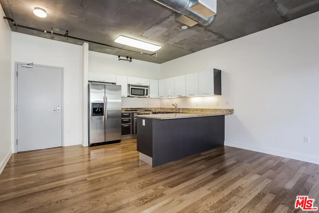 Building Photo - 645 W 9th St #343
