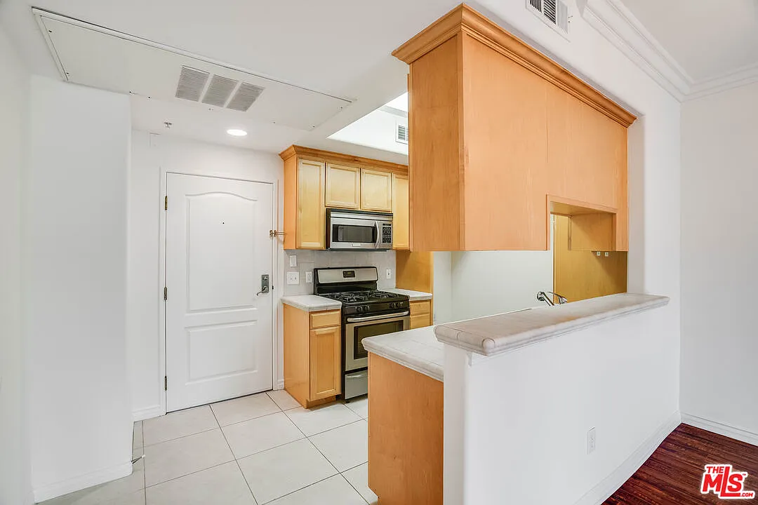Photo 2 of 11 - 3328 Oakhurst Ave #111 - Los Angeles, CA Building Photo - 3328 Oakhurst Ave #111