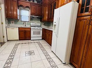 20-41 42nd St #1A, Astoria, NY 11105