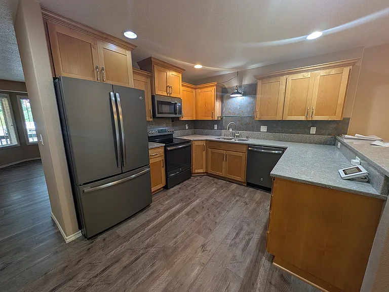 7302 Hayworth Ave NE — Photo 9