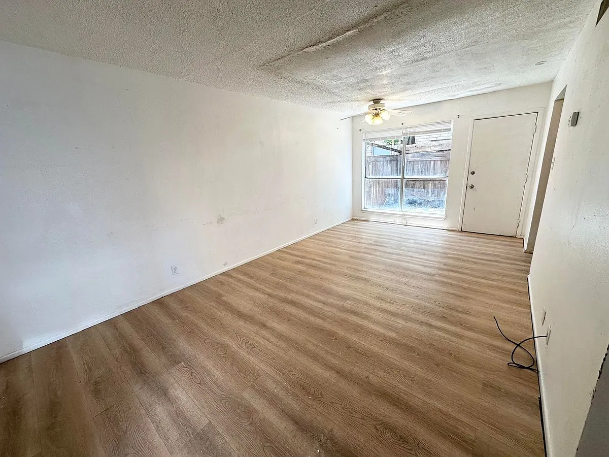 Building Photo - 3522 Oakwood Dr