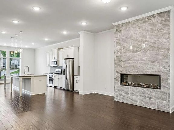 5th image of 687 Avondale Creek Dr