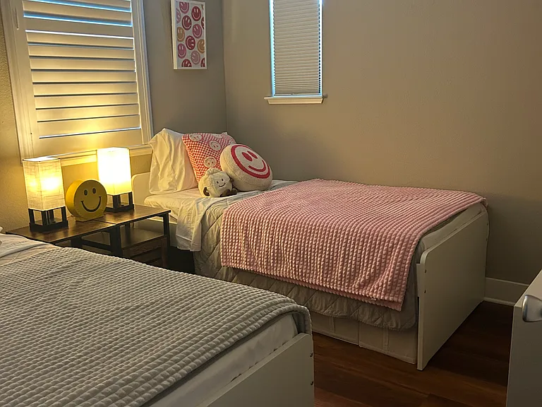 Top level 3rd bedroom with 2 twin beds