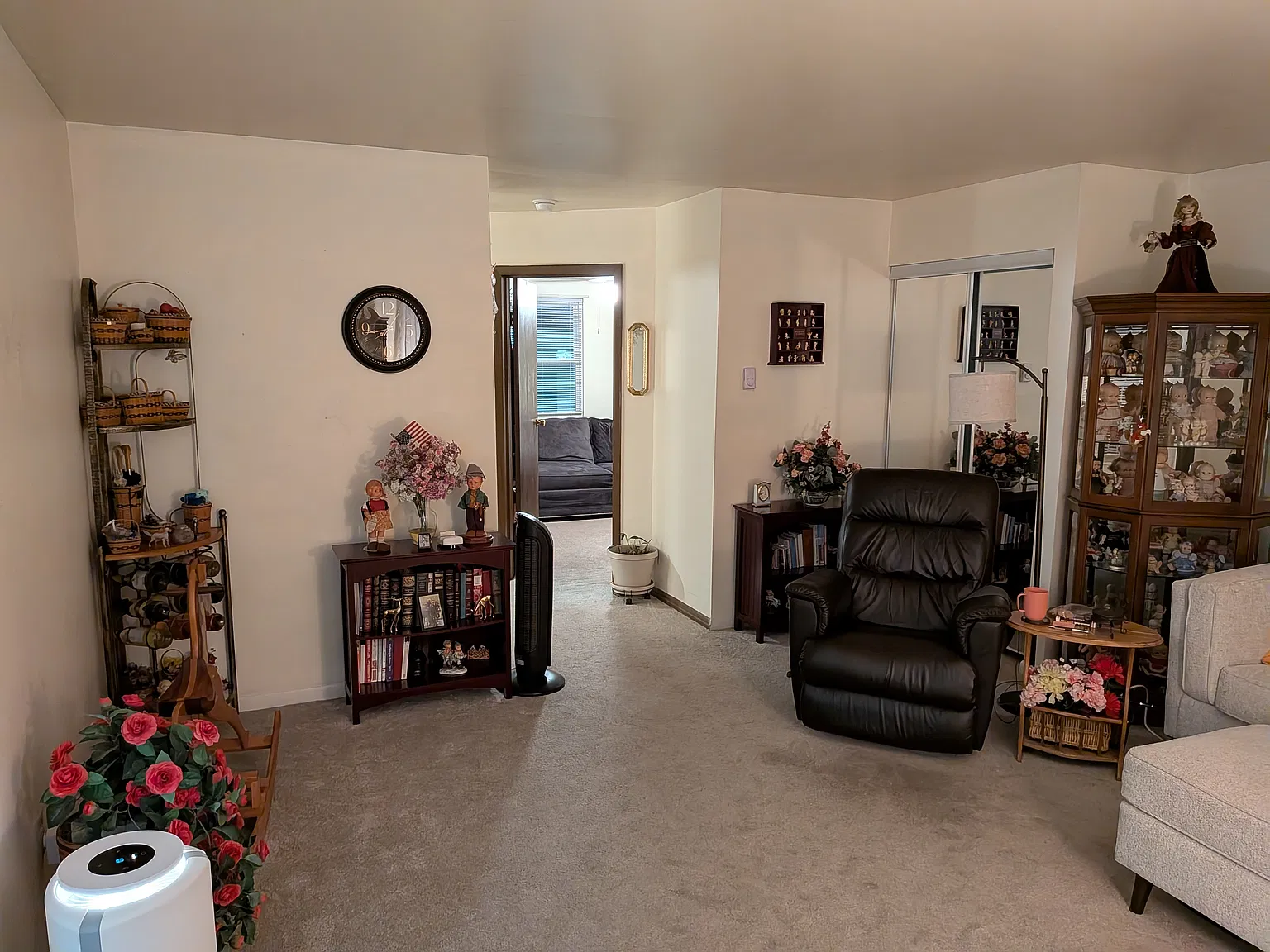 429 N Wolf Creek St — Photo 2