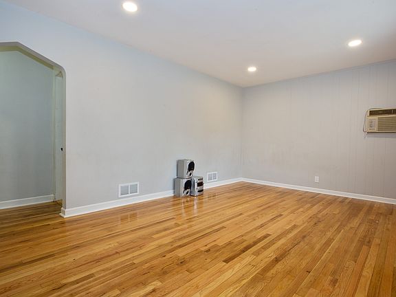 3rd image of 19 De Mille Ave