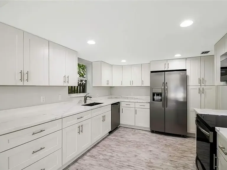 2505 Bay Dr — Photo 3
