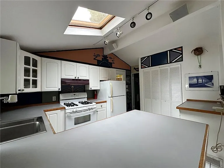 58 Beach St — Photo 14
