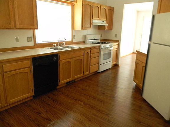 4th image of 1840 NE Cobble Creek Ave