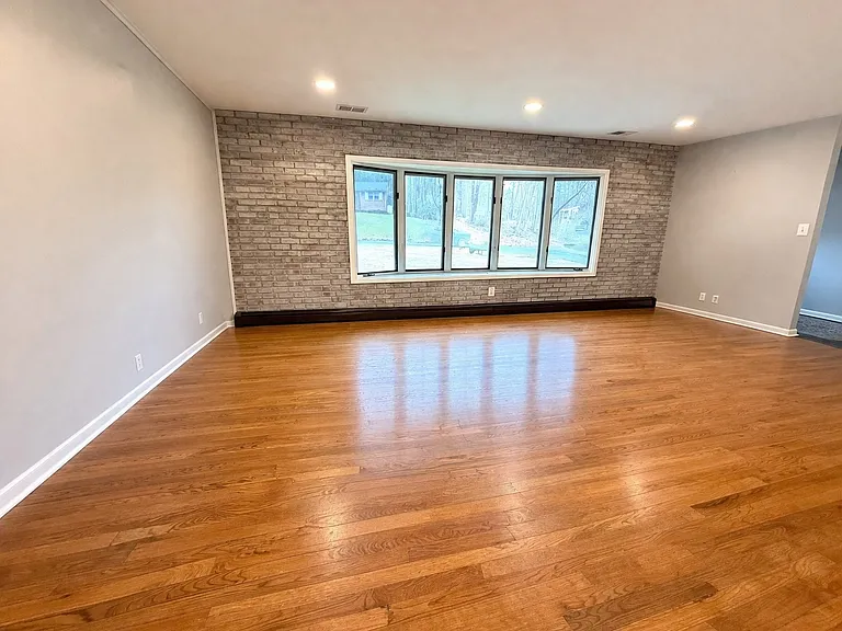 2119 Oaklyn Dr — Photo 3