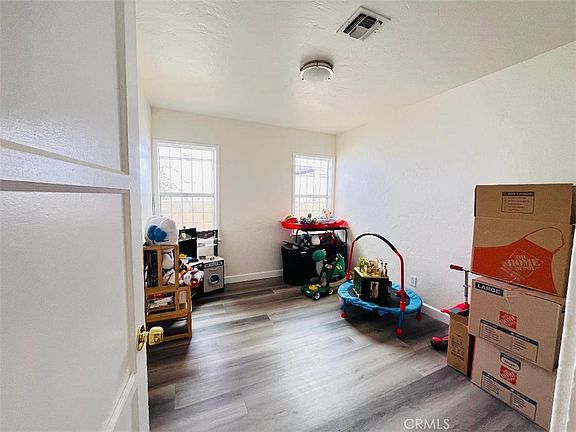 4th image of 1110 N Pearl Ave