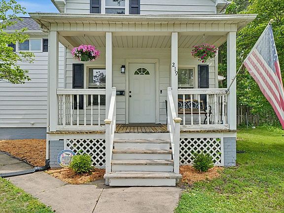 4th image of 219 E Orleans St
