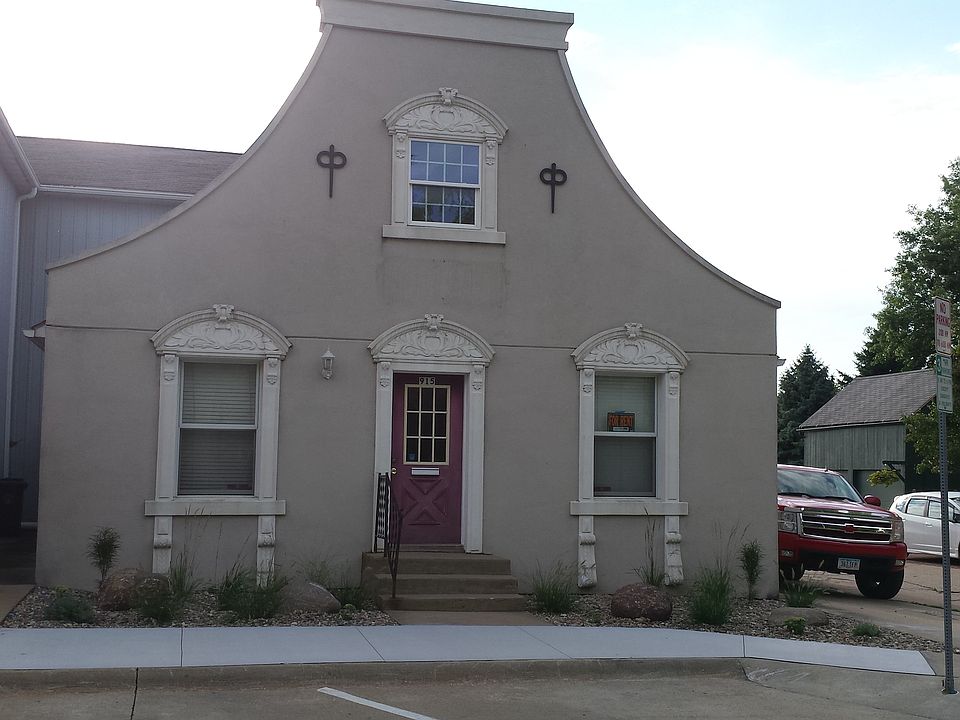 Commercial building for rent, includes parking space as well
