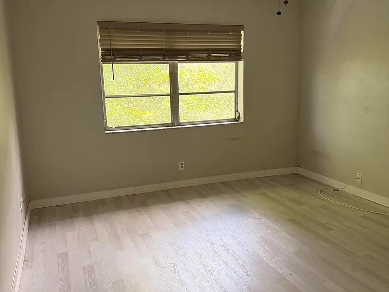 1400 NE 57th St #302 — Photo 6