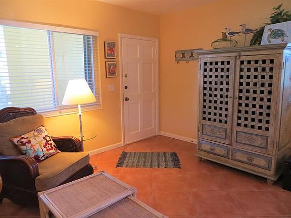 4th image of 1001 NE 8th Ave APT 115