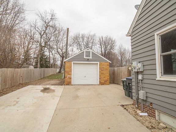 5th image of 210 W Adams Ave