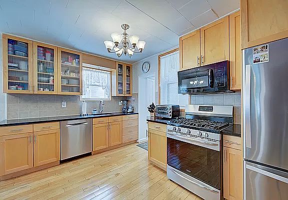 5th image of 5212 Avenue L