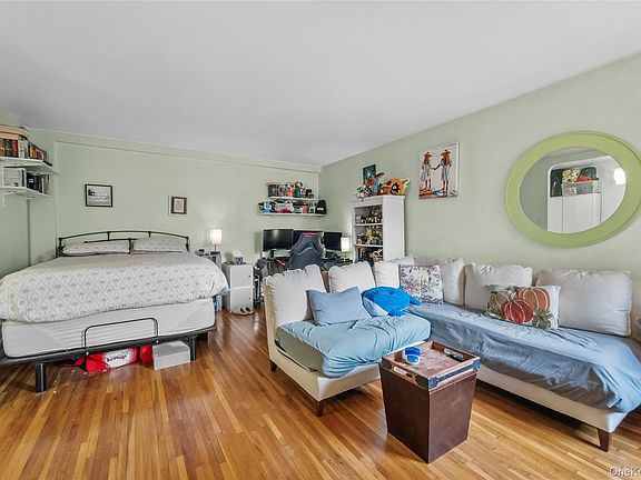 4th image of 142 Garth Road #4Q