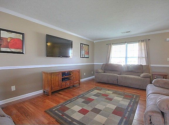4th image of 710 Sage Dr