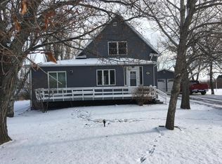 412 4th St NE, Crosby, ND 58730