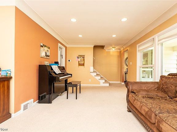 4th image of 23413 Greenlawn Ave
