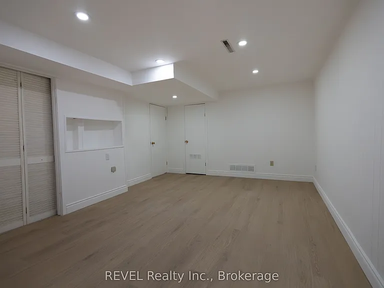 19 Woodington Cres — Photo 21