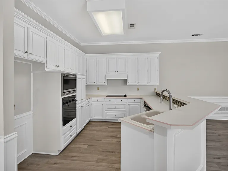 1037 McCoy Dr — Photo 8
