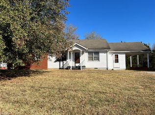 400 W Lee Ave, Yadkinville, NC 27055