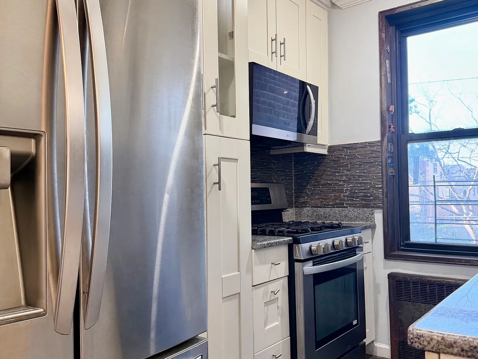 3 bed, 1100 sqft, $3,300 — Photo 3